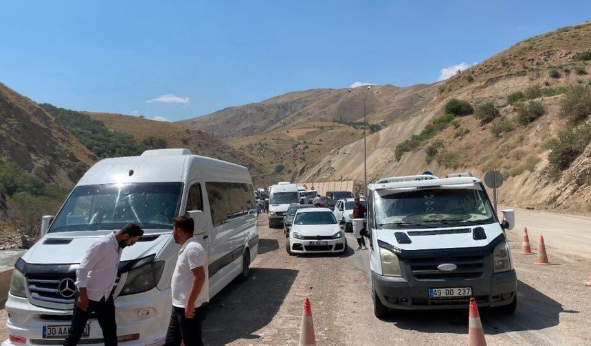 Yüksekova-Van Karayolunda Kaya Düşmesi Nedeniyle Araç Kuyruğu Oluştu