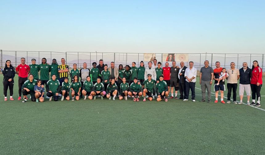 Yüksekova’da Kaymakam Hülür ile Kadın Futbolcular Dostluk Maçında Buluştu