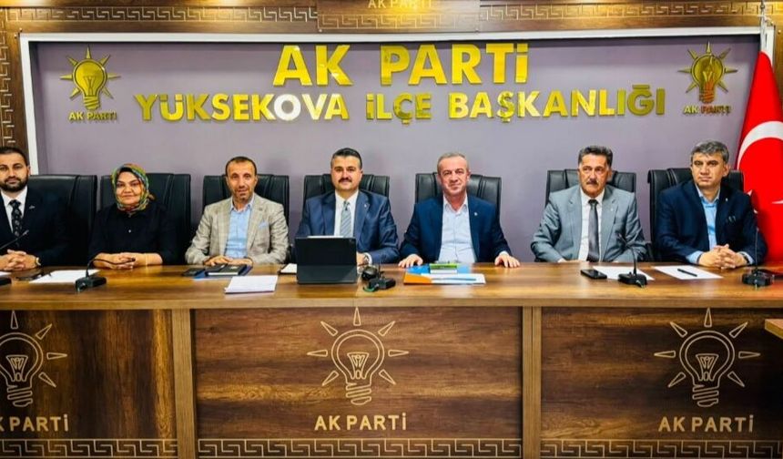 AK Parti Heyeti Yüksekova'da Esnaf ve Vatandaşlarla Bir Araya Geldi