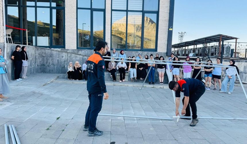 Hakkâri'de Gençlere Çadır Kurulumu Eğitimi