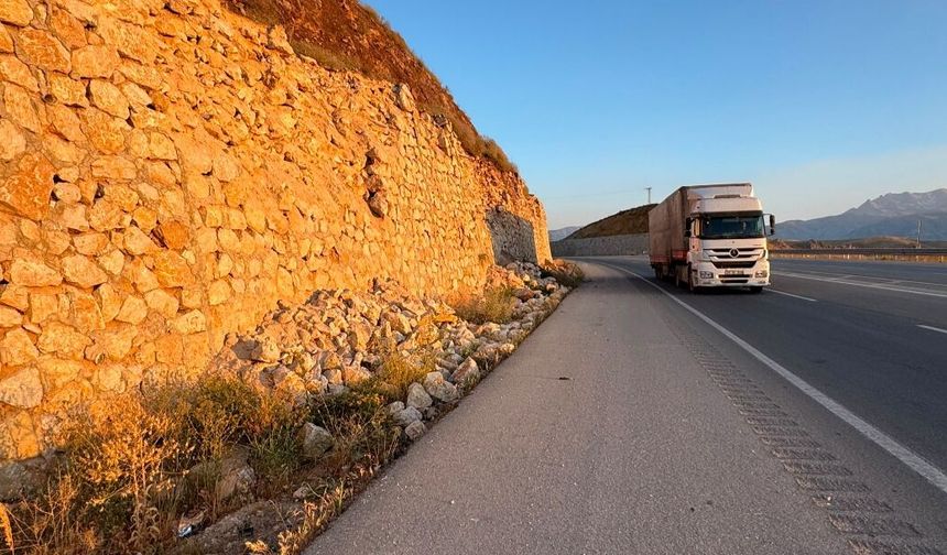 Yüksekova-Hakkari karayolundaki istinat duvarı tehlike saçıyor