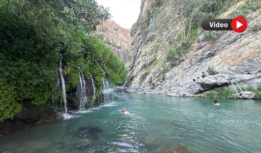 Hakkari’de Sıcaklardan Bunalanlar Kaval Şelalesi’ne Akın Etti