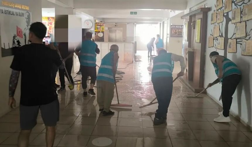 Yüksekova’da Yükümlüler Okul Temizledi