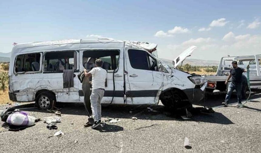Düğün Yolunda Feci Kaza: 5  Ölü, 11 Yaralı