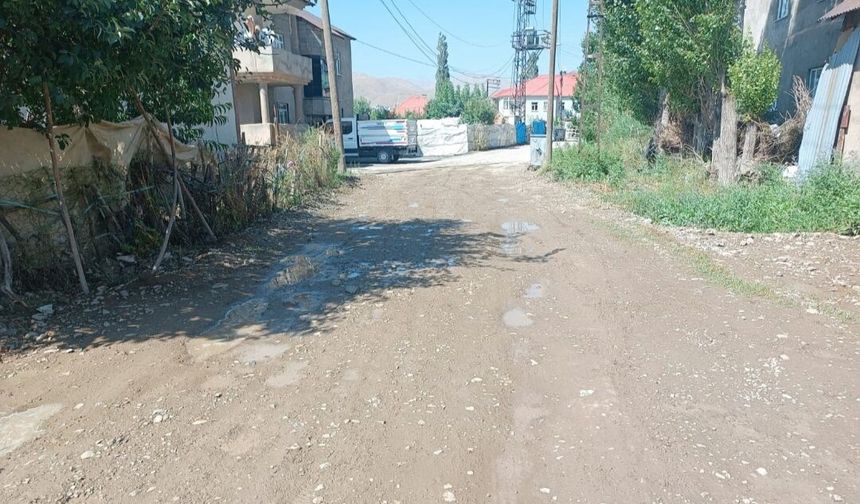 Yeni Mahalle’de tozlu ve çamurlu yol tepki çekiyor