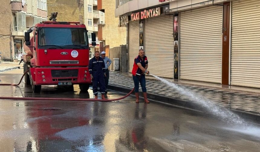 Yüksekova’da asfalt ve kaldırımları biten sokaklar temizleniyor