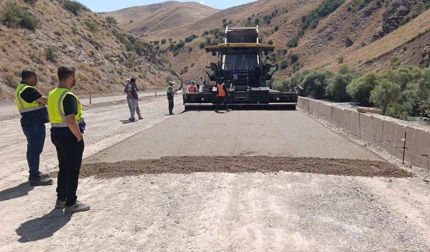Yüksekova’da iki tünel arasındaki yolda çalışmalar sürüyor