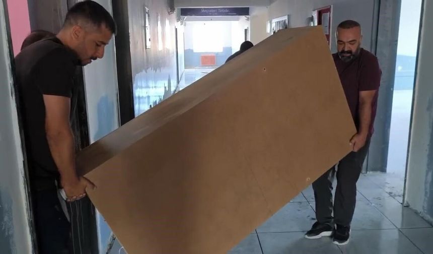 Van’da öğretmenler okulun yükünü birlikte omuzladı