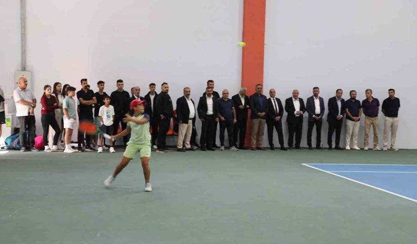 Ağrı Dağı Cup tenis turnuvasında maçlar başladı