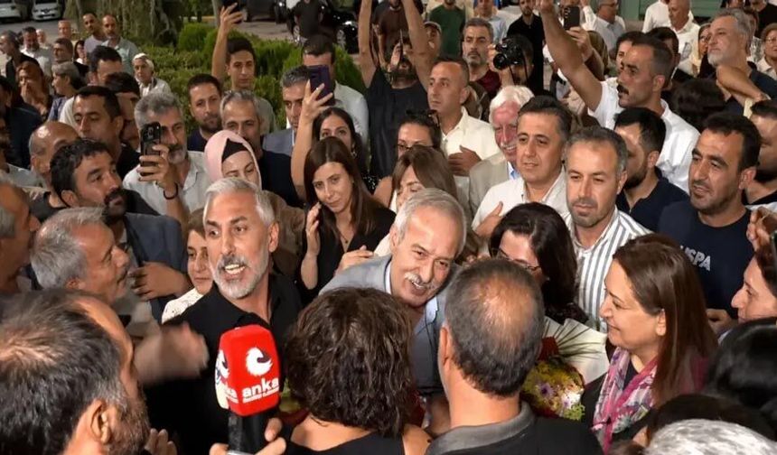Selçuk Mızraklı 7 yıl sonra Diyarbakır’a döndü: ‘Ceketimden Demirtaş’ın kokusu geliyor’