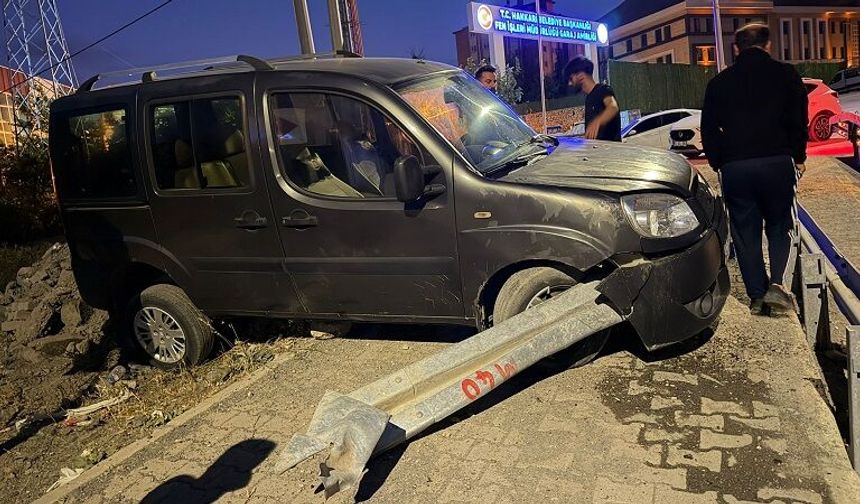 Hakkari’de kontrolden çıkan araç bariyerlere çarptı
