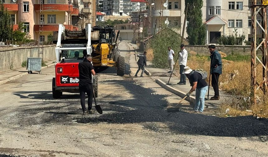 Yüksekova’da doğalgaz sonrası yollar için asfalt mesaisi