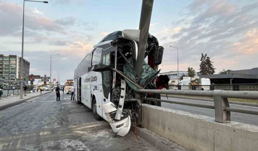 Yolcu otobüsü alt geçit duvarına çarptı: 11 yaralı
