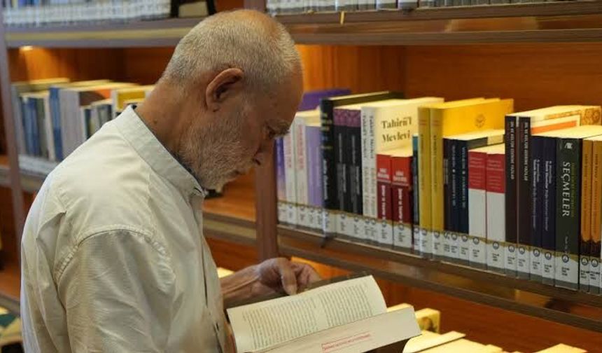 76 yaşındaki adamın kitap aşkı