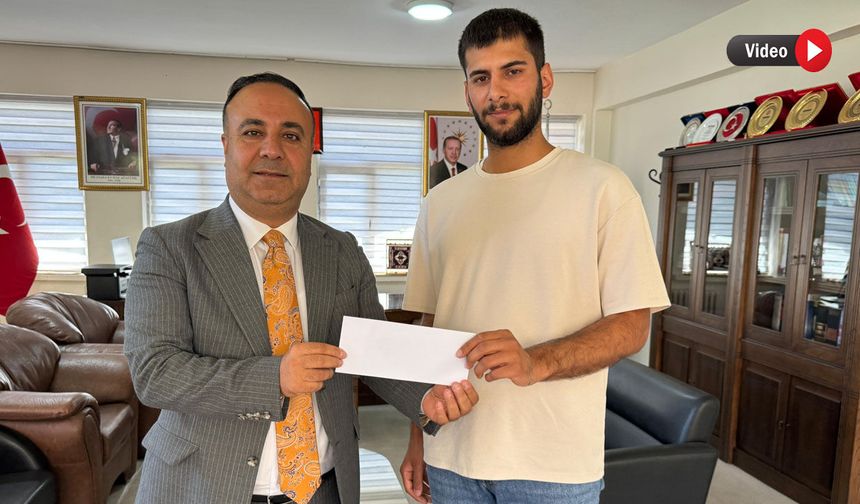 Başkan Çiçek’ten YKS birincisine 100 bin lira eğitim desteği
