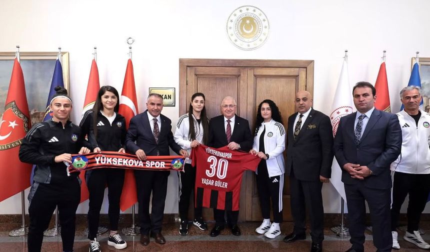 Bakan Yaşar Güler, Yüksekova Kadın Futbol Takımı ile bir araya geldi