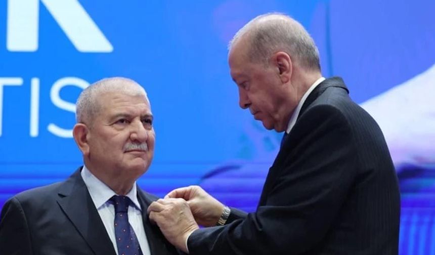 Bir milletvekili AK Parti'ye daha katıldı: Cumhurbaşkanı Erdoğan rozetini taktı