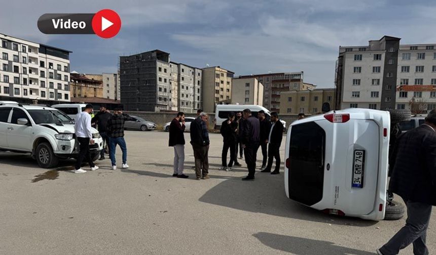Yüksekova’da kamyonet ile hafif ticari araç çarpıştı: 1 yaralı