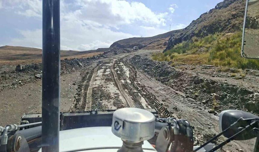 Hakkari’de 3 Bin 500 Rakımlı Berçelan Yaylası Yolunda Mahsur Kaldılar