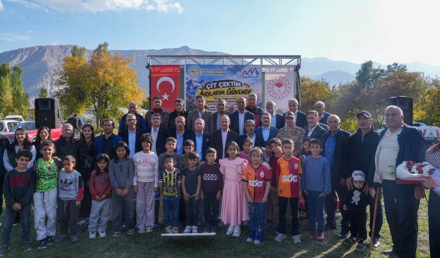 Hakkari’de 262 arıcıya elektrikli tel çit desteği sağlandı