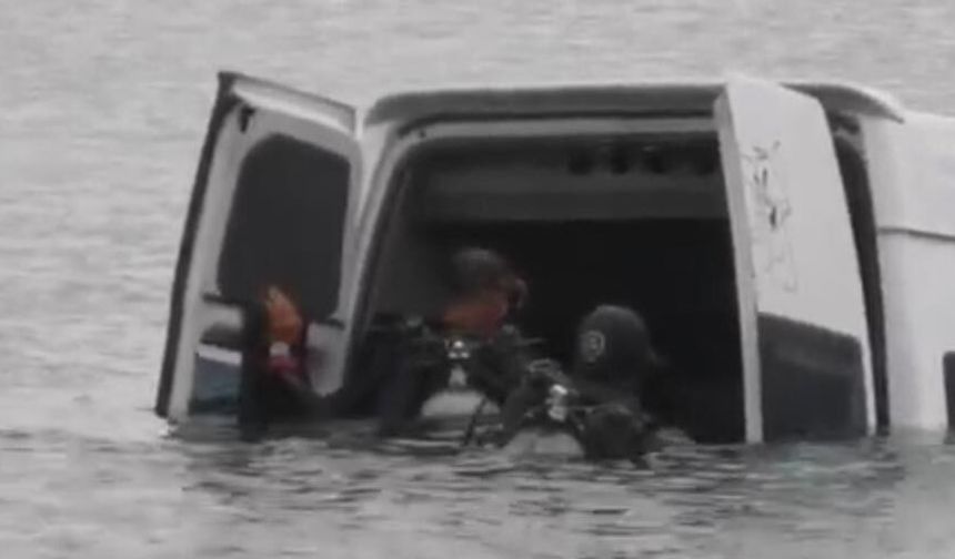 Van’da minibüs Erçek Gölü’ne uçtu: Sürücü kendi imkanları ile çıktı