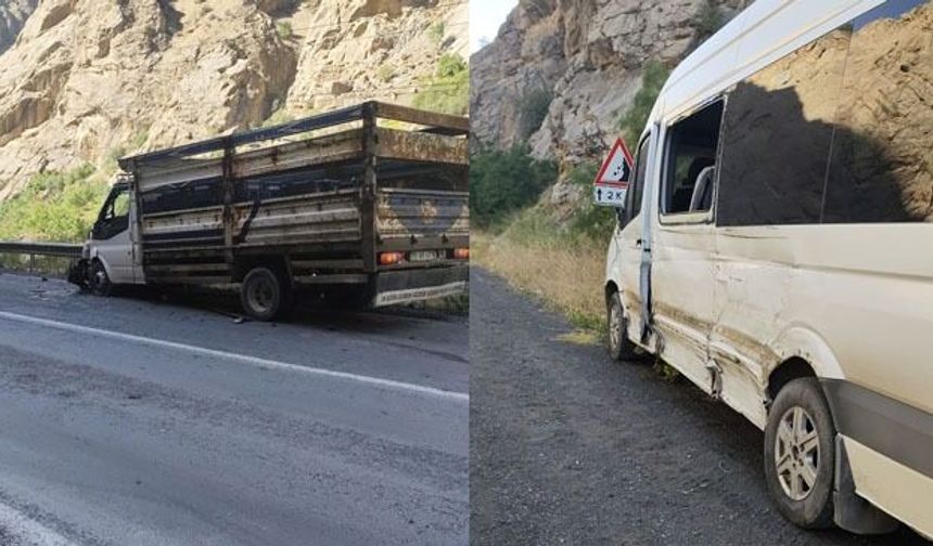 Hakkari’de kamyonet ile yolcu minibüsü çarpıştı!