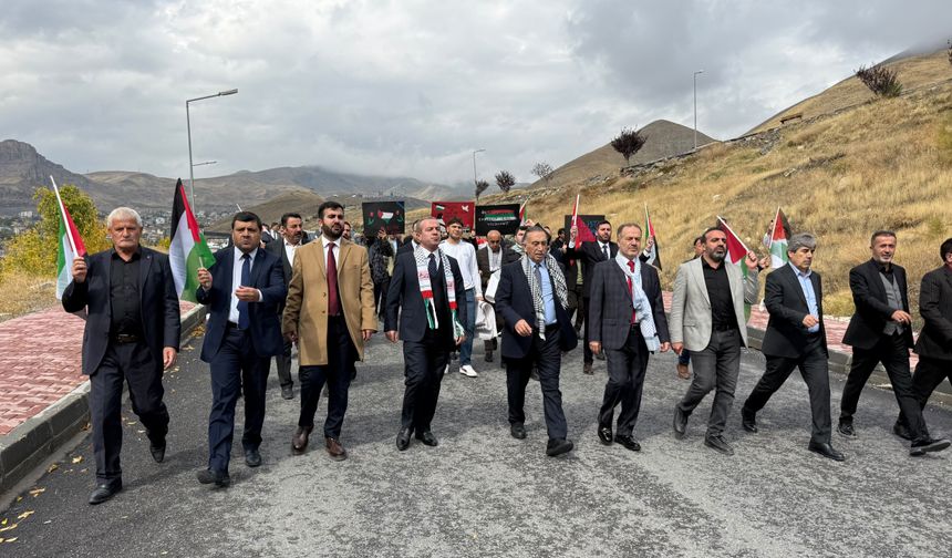 Hakkâri Üniversitesi öğrencilerinden Filistin’e destek yürüyüşü