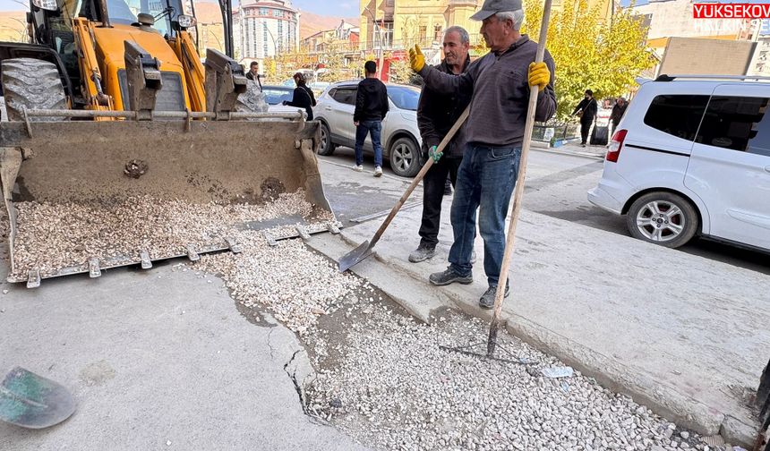 Yüksekova’da doğal gaz kazılarının ardından kaldırımlara geçici çözüm