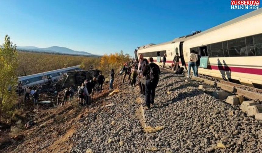 İki  tren çarpıştı: 39 kişi hayatını kaybetti