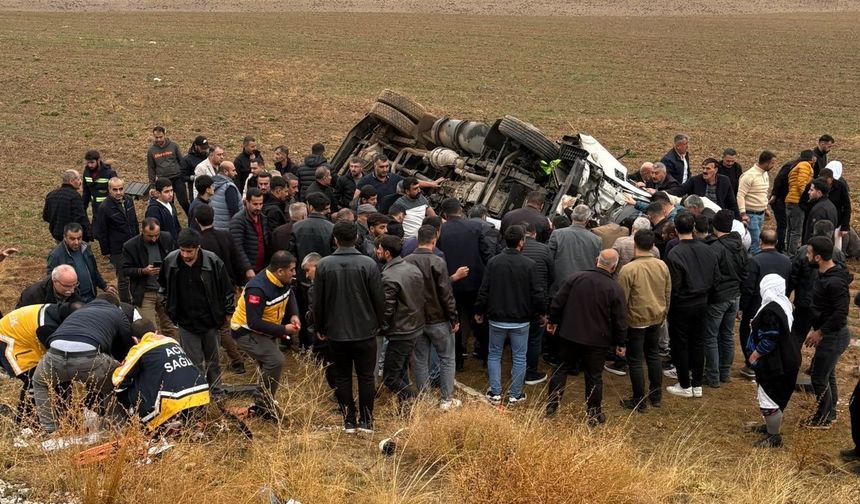 Hakkari-Van yolundaki kazada ağır yaralanan polis kurtarılamadı