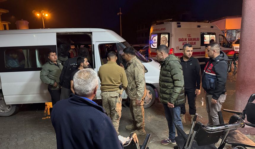 Hakkâri’de jandarmayı görünce kaçan minibüs dereye uçtu: 20 yaralı