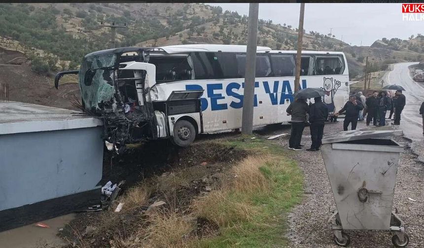 Hakkâri İstikametindeki Otobüs Tırla Çarpıştı: Şoför Hayatını Kaybetti