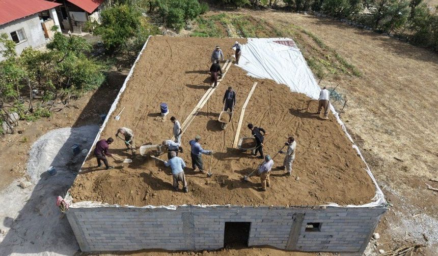 Derecik’te Bir Ev İçin Seferber Oldular: İmece Geleneği Yaşatılıyor