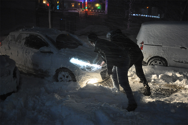Yüksekova'da kar yağışı ve tipi hayatı olumsuz etkiledi