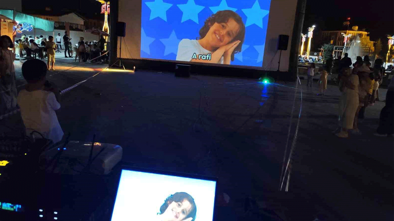 Hakkarili çocuklar karaoke sahnesinde hünerlerini sergiledi