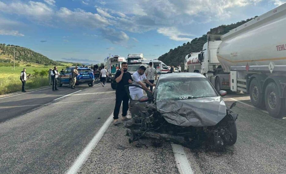 İki otomobil kafa kafaya çarpıştı: Aynı aileden 3’ü çocuk 4 kişi öldü