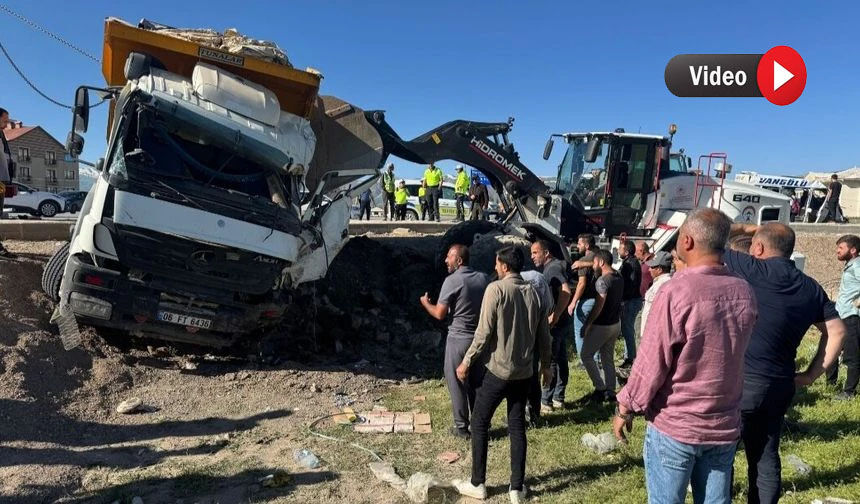 Yüksekova’da Kamyon ile Minibüs Çarpıştı: 3 Ölü, 2 Yaralı