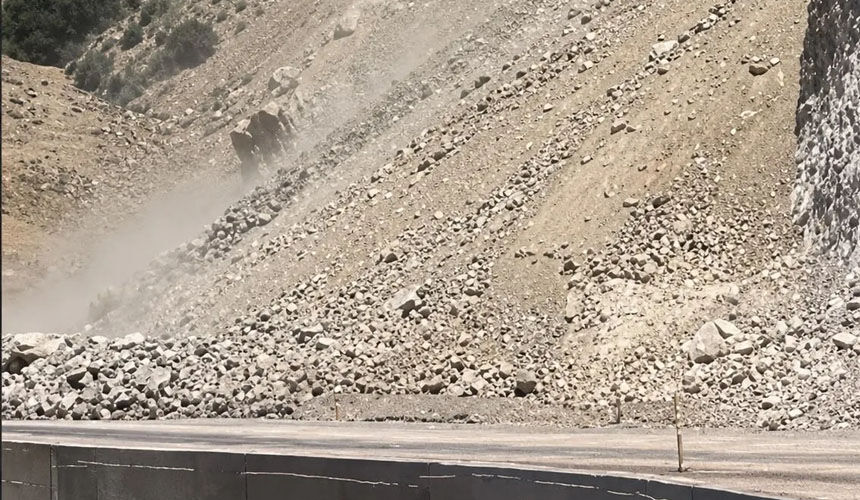 Van-Hakkari Karayolu Heyelanla Kapandı! Ulaşım Durdu
