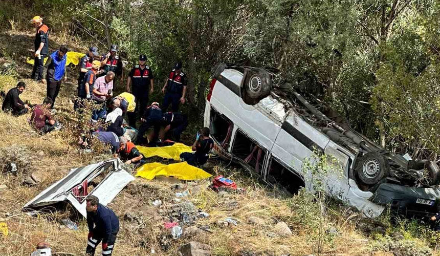 Yolcu minibüsü şarampole uçtu: 4 ölü, 10 yaralı