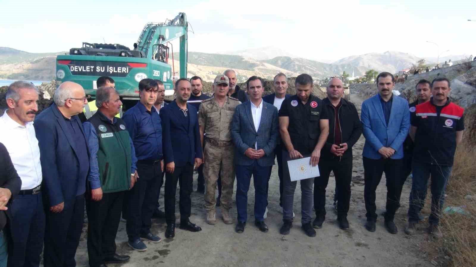 Van Gölü’nde dip çamuru temizliği hız kazandı