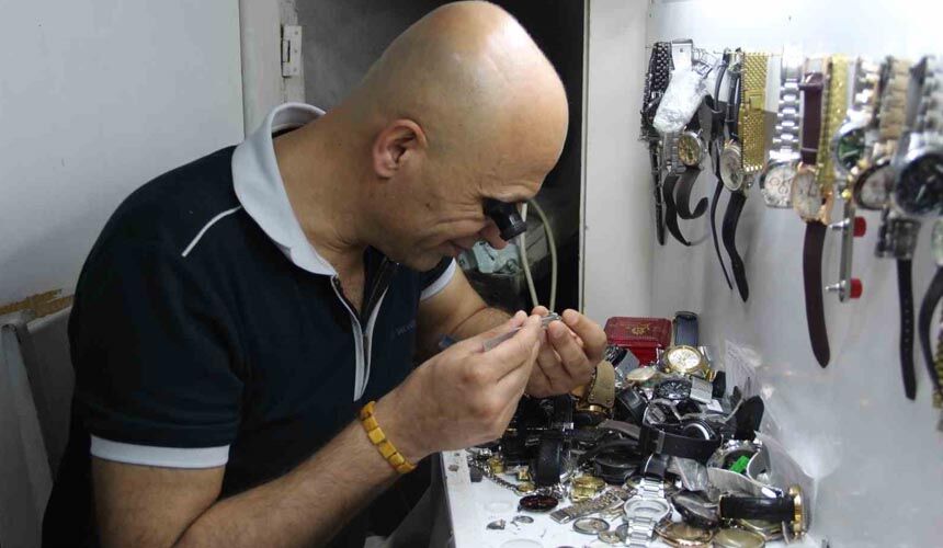 3 metrekarelik dükkanda yarım asırlık aile mesleğini yaşatıyor