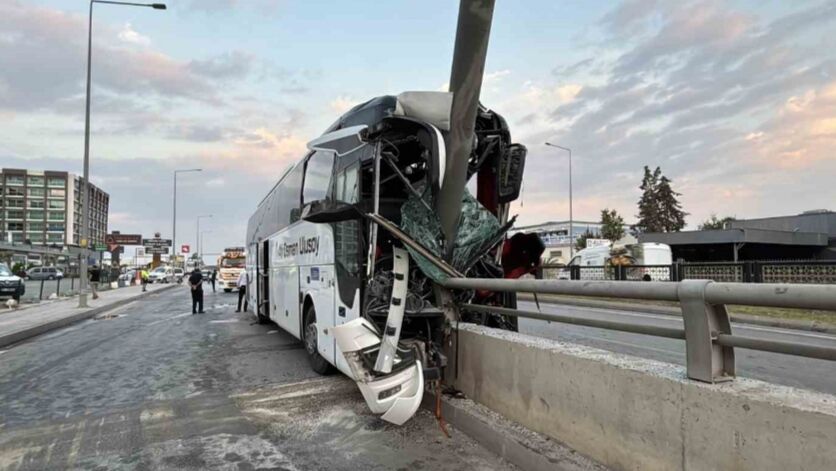 Yolcu otobüsü alt geçit duvarına çarptı: 11 yaralı
