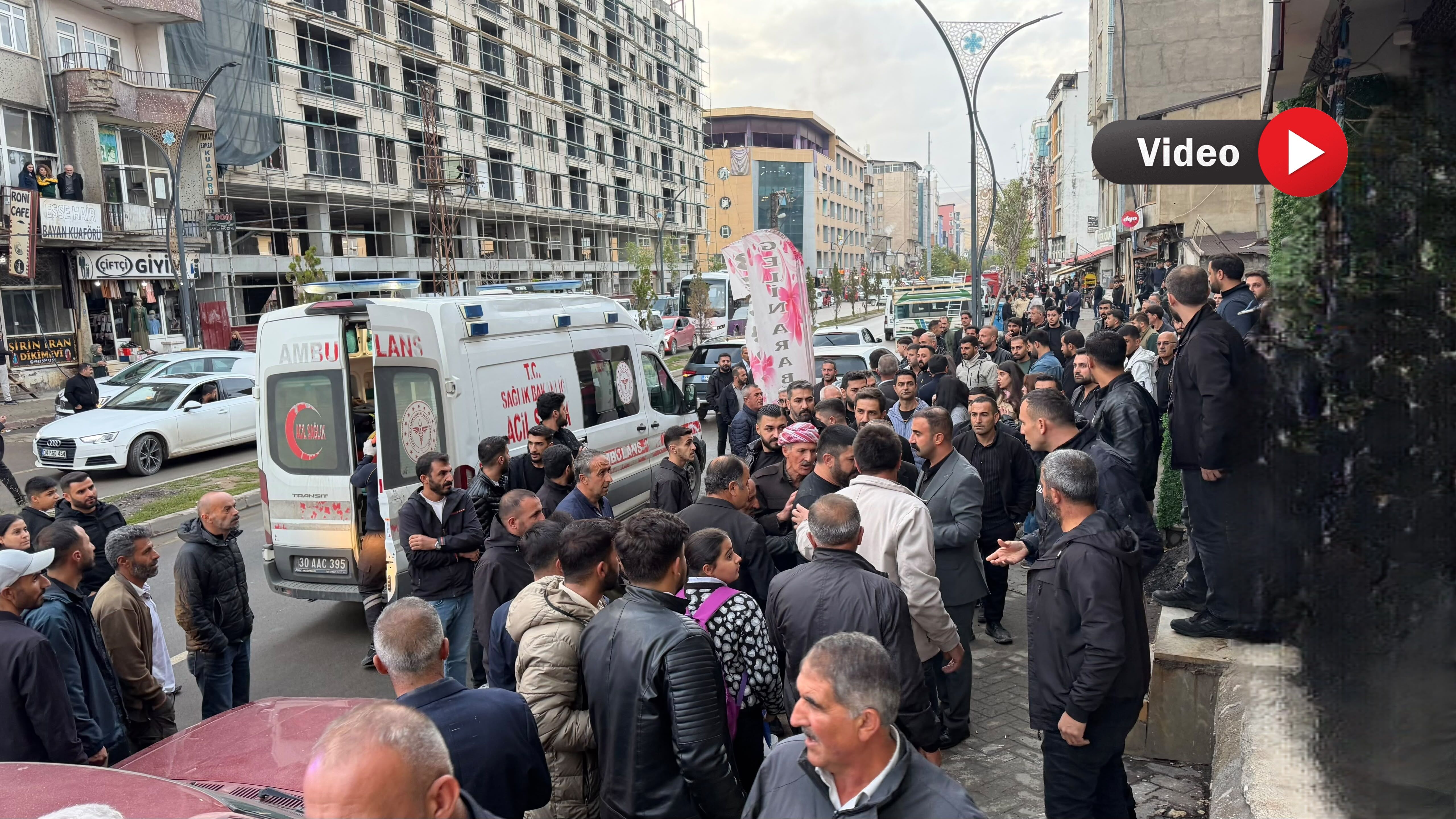 Yüksekova’da çarşı merkezinde iki grup arasında kavga: 3 yaralı